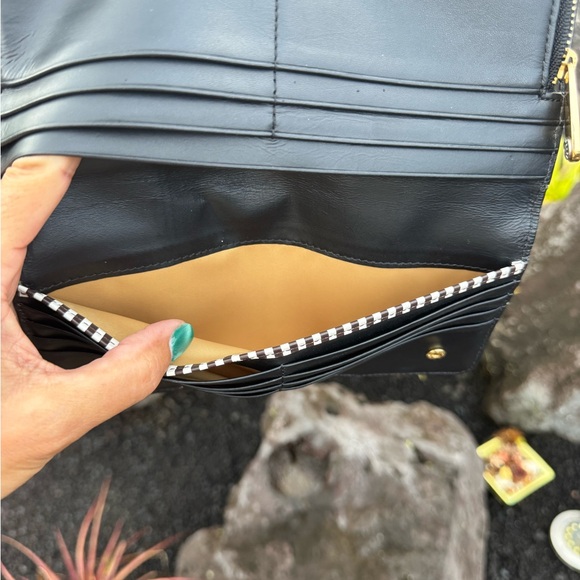 Henri Bendel New York Zip Around Wallet Black & Cream Gold Hardware - Picture 12 of 14